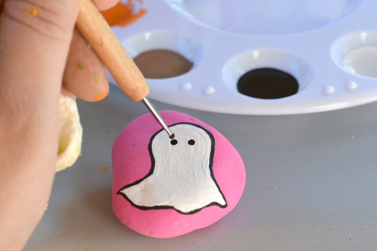 Halloween Rock Painting Ideas | Ghost Painted Rocks at PaintHappyRocks.com #PaintHappy