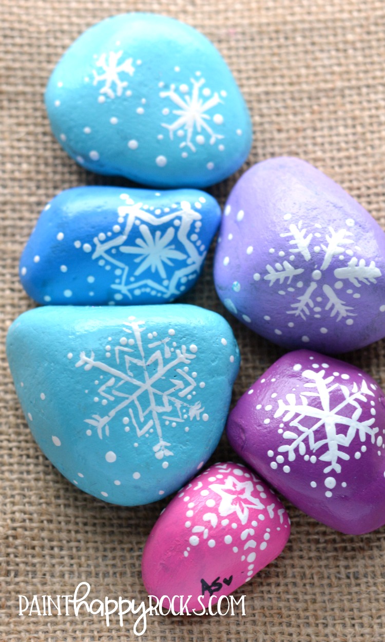 Easy Painted Stone Ideas | Snowflakes at painthappyrocks.com #PaintHappy #PaintHappyRocks #PaintedStones #RockPainting #KindnessRocks